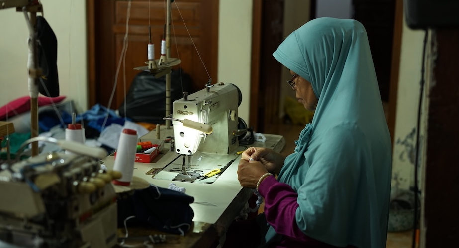 A woman entrepreneur in her home-based tailoring business / MicroSave Consulting SEA